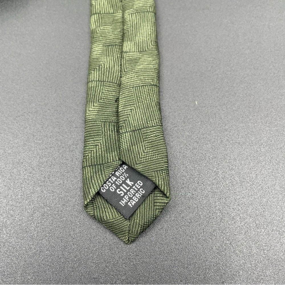 Executive Collection Silk Tie Green Geometric Pattern Made in Costa Rica - Picture 5 of 5